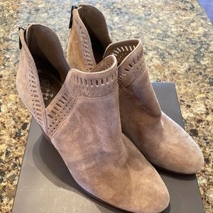 Vince Camuto Fileana Taupe Suede booty Sz 10M NIB